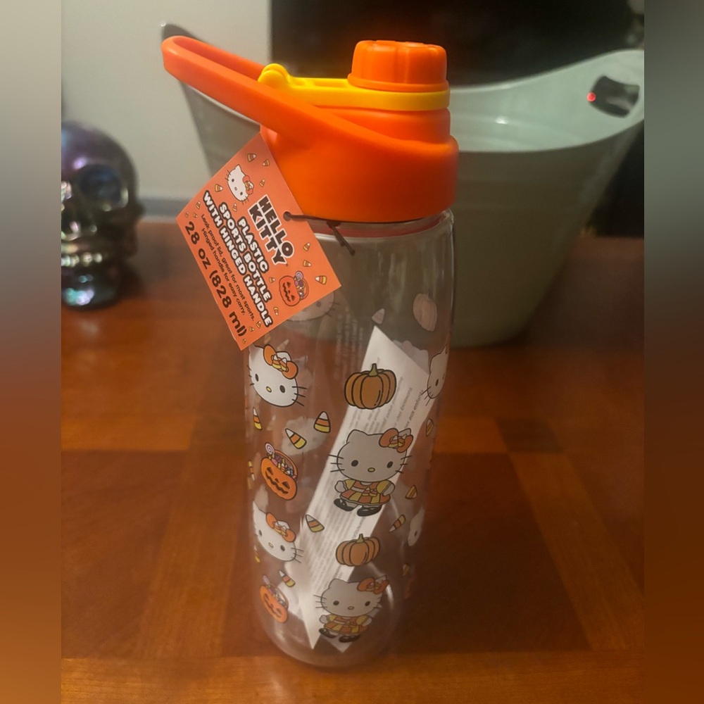 Hello kitty Halloween plastic sports bottle with hinged handle nwt